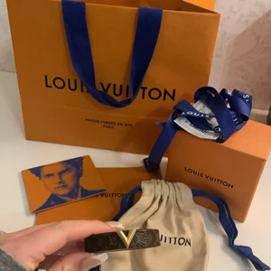 Louis Vuitton armband  - ENDAST intressekoll på detta Lv armband. Använt de EN enda gång då jag har hundra andra armband men köpte de nyss så känns synd att sälja. Säljer endast om jag får bra pris för de. Köpt för 3000 i lv butiken i Paris. Den mindre modellen (den alla tar och passar alla). Skriv till mig vid intresse 