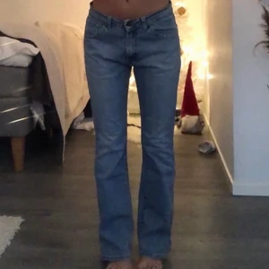Lågmidjade jeans  - Säljer dessa snygga lågmidjade Levis jeans. Köpta på plick men var tyvärr lite för korta för min smak. Skulle säga att dom passar en 34/36. Har inga fläckar och är i bra skick.❗️LÅNADE BILDER❗️