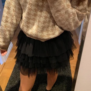 Svart kjol - Trendig kjol från Zaras barnavdelning i strl 164, helt slutsåld🙏🏽 