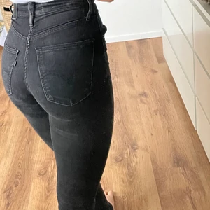 Svarta Levis jeans  - Dem perfekta svarta Levis jeansen i modellen ”mile high super skinny”. Använda men bra skick. Dem är lite urtvättade därav lite ljusare svart MEN vilket jag tycker ger en supersnygg vintage effekt. Storlek 24