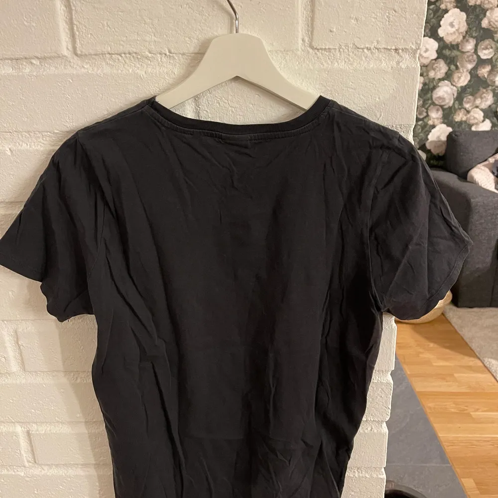 Säljer denna coola t-shirt som kommer ifrån Gina Tricot och är i storlek M. Om jag inte minns fel så köpte jag den för 249kr mitt pris 50kr. Den har en urtvättad svart färg (den köptes så). Köparen står för frakten.🤎. T-shirts.