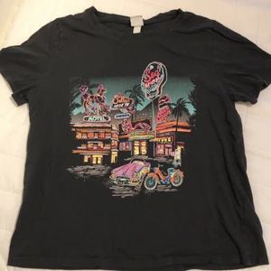 H&M T-shirt  - T-shirt från h&m med tryck, sparsamt använd. Storlek M men passar även S beroende på hur du vill att den sitter, skriv vid frågor🌼