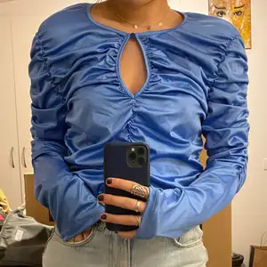 Säljer denna fina blus från Gina Tricot i storlek L! Blusen sitter bra på mig som vanligtvis brukar ha S/M i toppar! Säljs för 120kr!