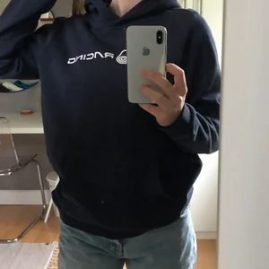 Sail Racing hoodie - En fin hoodie från Sail Racing. Barnstorlek men passar som s då den passar mig som vanligtvis har s. ÄKTA! Pris kan diskuteras vid snabb affär.