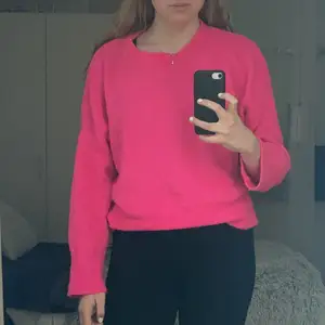 Rosa sweatshirt köpt från Zara i strl M!   Vid frågor är det bara att skriva!🥰  Nytvättad!