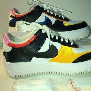 Air Force 1 Shadow  - Helt nya. Bara använt 1 gång.     Skriv för fler bilder.        Har ett till skosnöre som medföljer. 