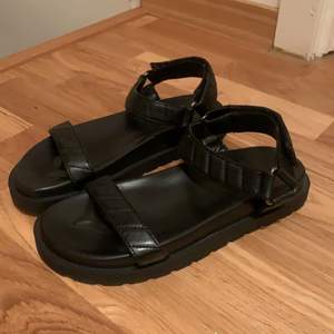 Oanvända sandaler från Bershka, storlek 39. Köparen står för frakten!