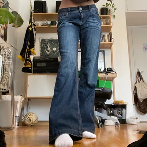 Lågmidjade jeans - Ett par lågmidjade, raka jeans från ”StreetOne”. De är så snygga men tyvärr lite stora för mig, jag är 170 och brukar bära xs eller s. De är lite slitna längst ner eftersom de är rätt så långa så jag har trampat på de lite. Skriv gärna om ni vill ha fler bilder. Innerbenslängd 80cm och midjemått (rakt över) 37. SÅLDA, köpta direkt 
