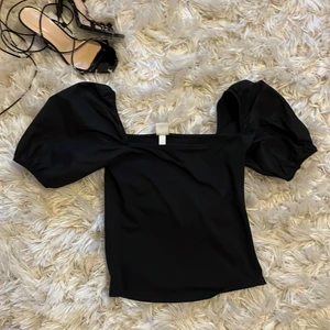 Fin blus  - Vacker svart blus med söta puffärmar. Hittades på h&m för ett år sedan. 💗🛍