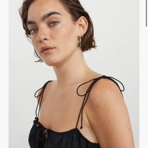 Volanglinne svart  - (Det är ljuset som gör att den ser lortig ut, tvättar allt jag skickar) Svart volanglinne från hm, utsålt förutom storlek 42-50. Går att göra mindre i storleken då man knyter banden själv💕