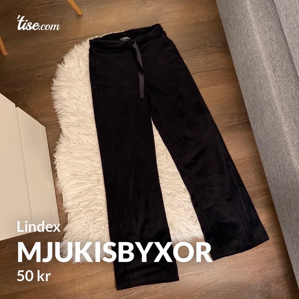 Svarta mjukisbyxor i velour från Lindex  Storlek XS 50 kr + frakt  Endast använda ett fåtal gånger . Jeans & Byxor.