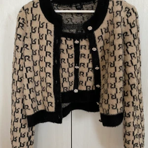 Mysig topp och cardigan set  - Superfint set med underbart material från River Island. Aldrig använt. Strl M men mer som S. Köparen står för frakten.