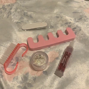 Nagel saker  - Lite nagel saker som tyvärr inte kommer till användning. Två glitter oöppnade. Och sedan en oöppnad fil,oanvänd borste och en sak jag inte vet namnet på😂. Där man lägger fingrarna medans man målar. 50kr för allt 