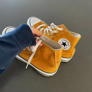 Höga converse st 37  - Säljer mina orange höga converse som är i bra skick och inte överdrivet använda!!🧡 färgen framkommer inte heeelt i kameran, dom är lite mer mörka i verkligheten 