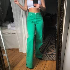 Gröna jenans från Zara i stl 40. Avklippta och är 81 cm långa från grenen/innerbens längd. Passar någon som är ca 165. De 2 första bilderna är lånade ☘️