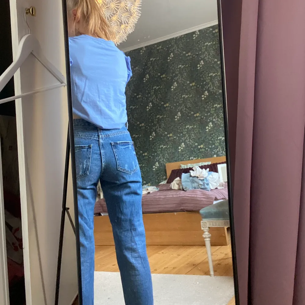 Sköna jeans med bra material. Sällan använda, mycket bra skick. Ifrån Malta så märke oklart. Hyfsat korta, Jag är 158 . Jeans & Byxor.