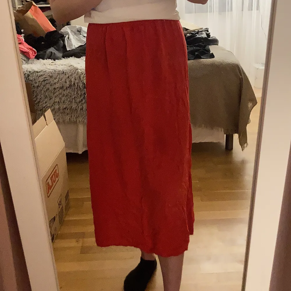 Röd kjol med slits på bägge sidor (se bild 2 & 3), köpt från Lindex i strl S.   Vid frågor är det bara att skriva!🥰  Nytvättad!. Kjolar.