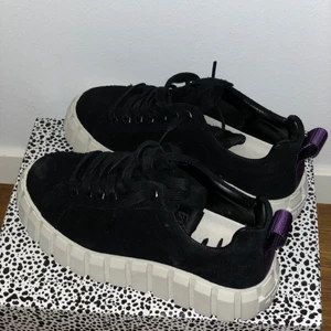 EYTYS Odessa black - Nyskick, använda endast 1 promenad, säljer p.g.a. fel storlek, påse och snöre ingår. Kvitto finns, köpta för 1800kr, pris kan diskuteras.