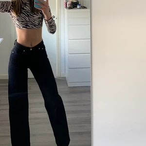 Svarta wide leg jeans stl: 26 - Ett par jättefina svarta wide leg jeans i storlek 26 från junkyard. Säljer pågrund av att de blivit för små. Säljer för 150kr.. Ordinarie pris: 499kr. Frakten ingår inte i priset.💗
