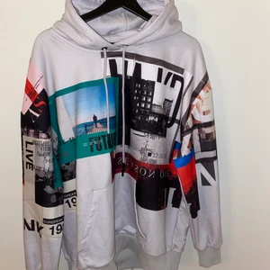 Hoddie - Oversized hoddie från NA-KD, köptes här på plick, aldrig andvänd med lappen kvar. Frakt kostnad kommer läggas till.