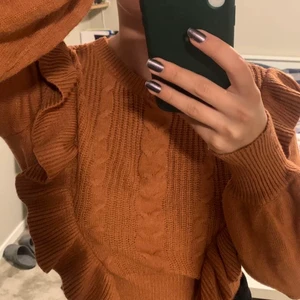 Tröja - Sjukt fin stickad tröja med volanger på sidorna❤️‍🔥 knappt använd då jag har en till liknande💘