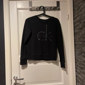 Calvin klein sweatshirt  - Säljer min favorit tröja som tyvärr blivit förliten för mig. Köpt för 699kr