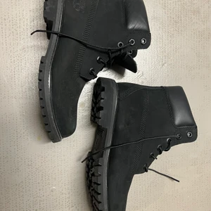 Äkta Timberlandkängor, storlek 39 - Svarta timberlandkängor. Använda en gång. Saknar kartong. Storlek 39 men skulle säga att de är lite små i storlekarna. 