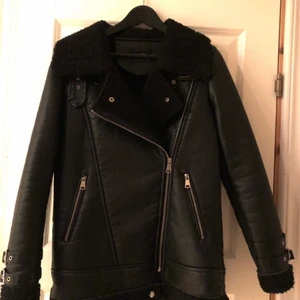 Skinn jacka - Storlek S använd 1-2 gånger 