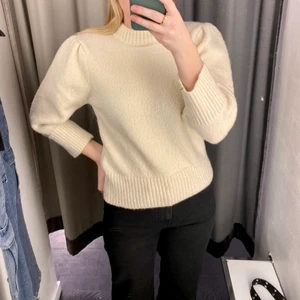 Stickad tröja  - Säljer en stickad tröja i strl M. Fint skick och väldigt skön, köpare står för frakt🕊