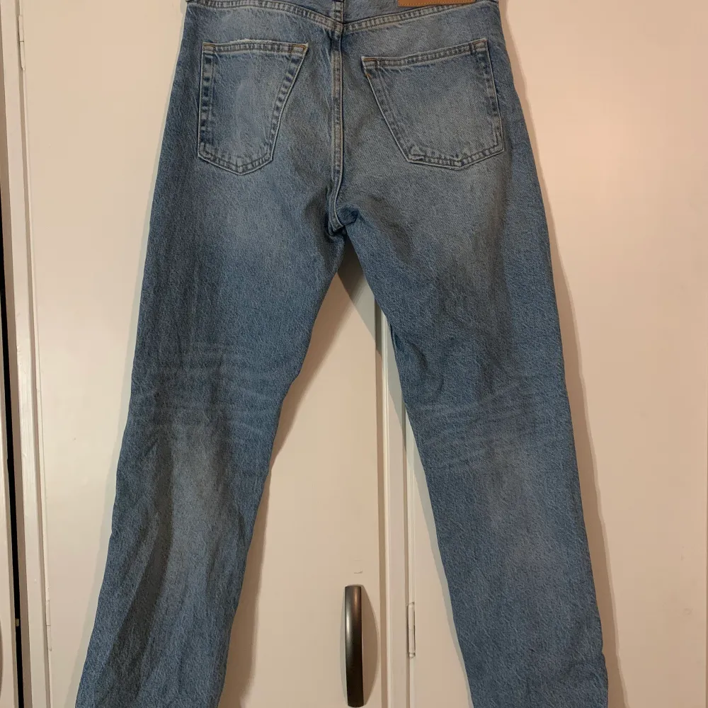 ett par zara jeans i st 40 i bra sick (dom är midraist) i en ljus blå fin färg 👖. Jeans & Byxor.