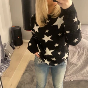 Stjärntröja - Säljer denna slutsålda tröja ifrån zara fullt med stjärnor på⭐️ köpt för 600 säljer för  250 som startpris. Storleken är medium men passar nästan alla storlekar. Tröjan är bekväm och ej stickig. 