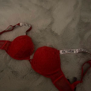 Victoria secret  - Jätte fin Victoria secret bh, fick julklapp men den passa ej mig:( jätte fin röd (push up) köp för 900kr säljer för 500 väldigt bra pris;)💗
