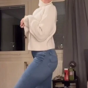 Stickad tröja - Säljer en jättefin stickad polo från hm då jag inte använder den längre, använd kanske 3 gånger och är i det mjukaste materialet någonsin! Kom privat vid frågor