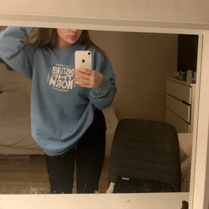 Blå tröja - as snygg sweatshirt från carlings köpt vintern 2020, använd mycket men är fortfarande i gott skick. säljs för att jag inte längre har någon användning till den! 🤍