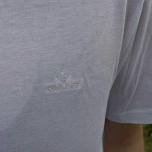 En vit Gant t-shirt i strl XS/S. Aldrig använd (förutom när bilden togs;)) så inget slitage.
