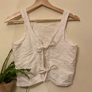 Linne - Fint vitt linne! Passar en s med något mindre byst! Köparen står för frakt😽