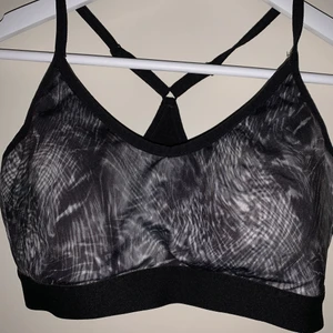 Sport-bh  - En sport-bh med insydda inlägg & brottar rygg. Inte jätte använd så i bra skick! 