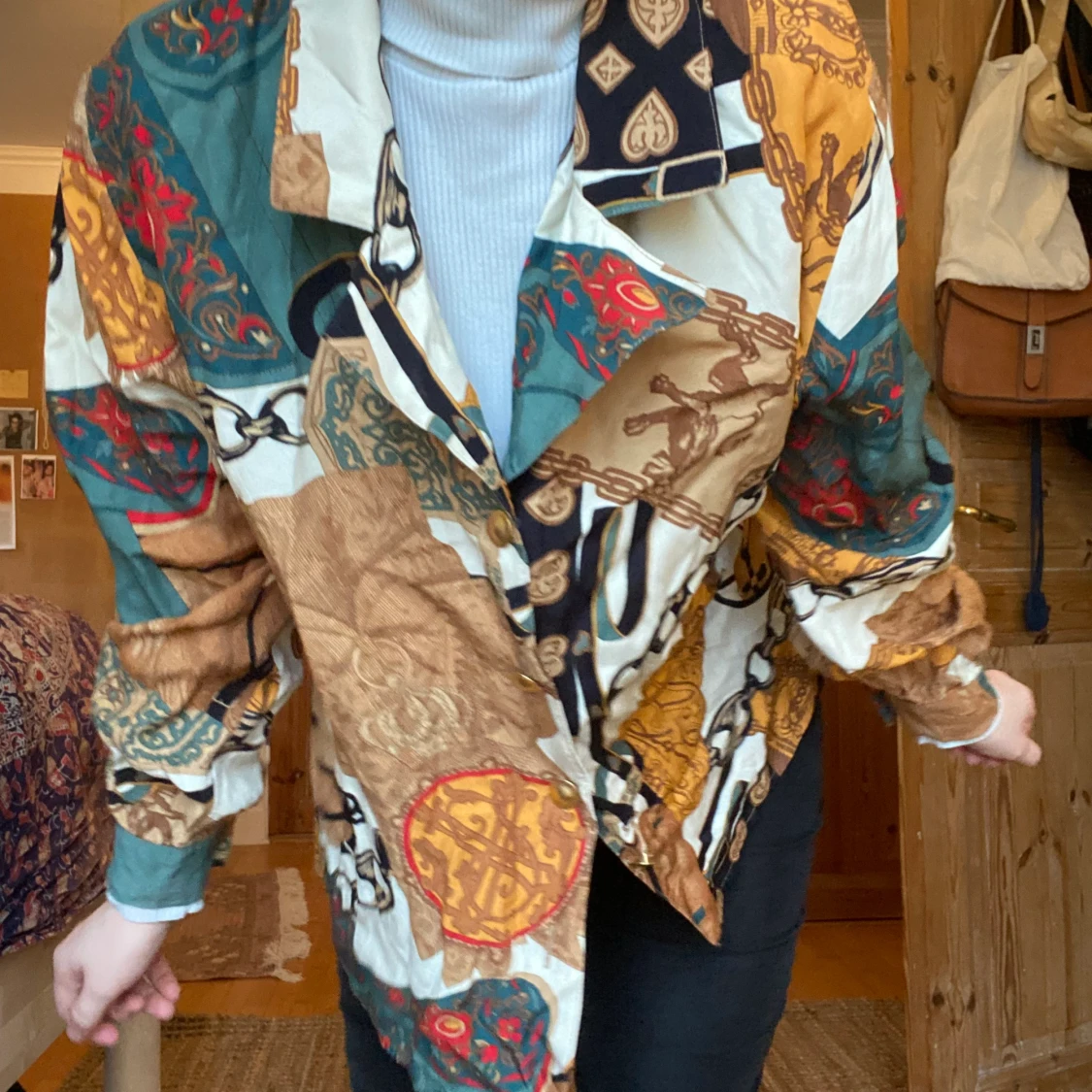 Mönstrad blus med najs vibb - 90