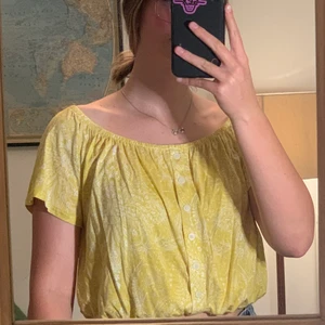 Gul blus - Stretching och supermjuk lite tröja. Kan änvändas på lite olika sätt. Knappt andvänd, superskick! 🍀🌼