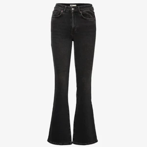 Grå bootcut/flare - Tänker på att sälja mina gråa bootcut/flare jeans från Gina tricot i storlek 34 som tyvärr blivit för små (de är också för långa på mig som är 157 cm.) Det är inga slitningar som syns eller nåt man tänker på fast tecken på användning finns så buda ifall ni vill (pris kan diskuteras) Nypris 399 eller 499 minns inte