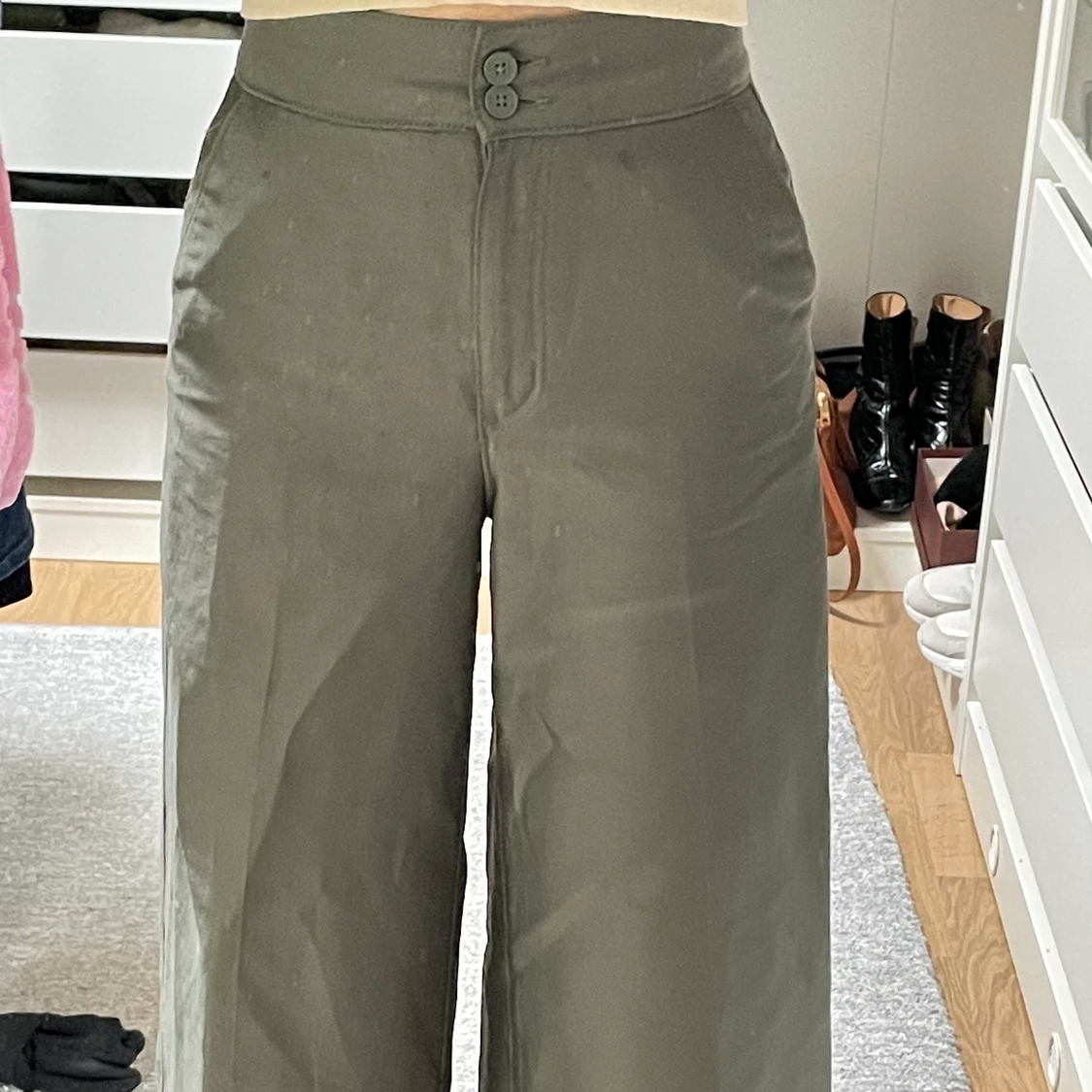 Gröna byxor från Weekday