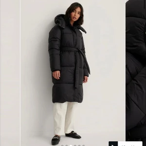 Dunjacka - Jättefin, härlig och varm dunjacka!! Använd ett fåtal gångbar men på gränsen till för stor för mig, därför kollar jag intresset här. 1599 kr nypris från mango. <3