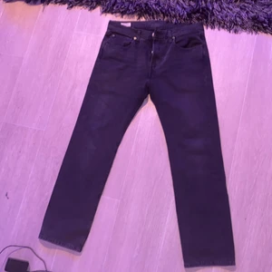 Levis 501 - 2 stycken Levis 501 jeans i väldigt bra skick. De svarta är storlek w31 l30 och är i ny skick. De blåa är i storlek w32 l30 och är lite mer använda men väldigt omhändertagna. De är herr modell men funkar även för tjej. Svarta 400kr blåa 300kr. Ta båda för 650kr