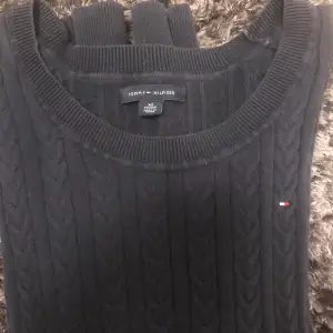 En kabelstickad mörkblå tröja från Tommy Hillfiger. Köpt i USA för två år sedan och använt kanske 10 gånger, så den sälj i använt skick men det ser inte sliten ut eller så. Skriv för mer bilder!
