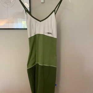 Klänning  - En sommarklänning i bomull i storlek M! Vart den kommer ifrån är okänt, klänningen har tunna axelband som går i kors vid ryggen! Frakt tillkommer på 62kr!