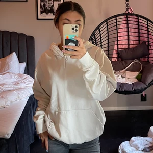 Weekday hoodie - En helt vanlig vit hoodie ifrån weekday som knappt är använd och är därför i ett jättefint skick 