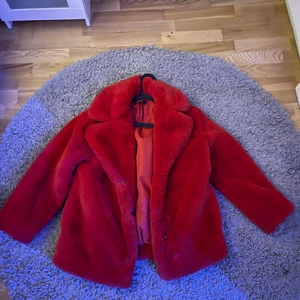 Gosig höst/vinter jacka!! - Säljer världens gosigaste jacka. St 36 men passar i 38 också. Original pris 800 och säljer för 400 💞