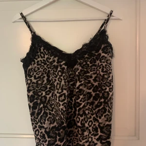 Nattlinne - Gullig nattlinne-topp med spets, kan även användas till vardags. Inte jättebra kvalitet, lite sliten i tyget därav priset! Köpt på stormarknad🤎