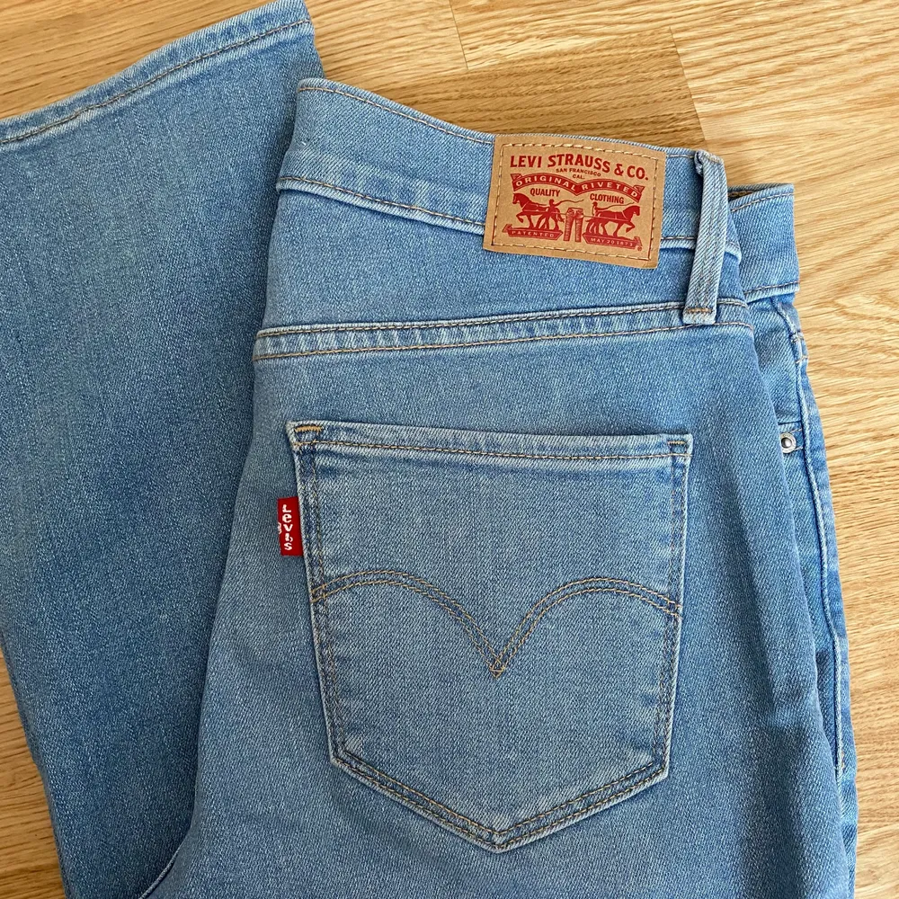 Sjukt snygga jeans från Levi's. Knappt använda. Shaping straight modellen så de går alltså rakt ner. Stretchigt jeanstyg! Köparen står för frakt🥰 . Jeans & Byxor.