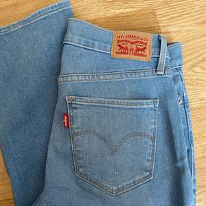 Sjukt snygga jeans från Levi's. Knappt använda. Shaping straight modellen så de går alltså rakt ner. Stretchigt jeanstyg! Köparen står för frakt🥰 